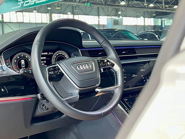 Фото 5 - Audi A8