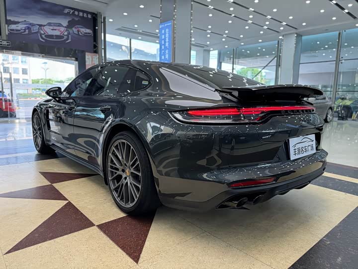 Фото 31 - Porsche Panamera