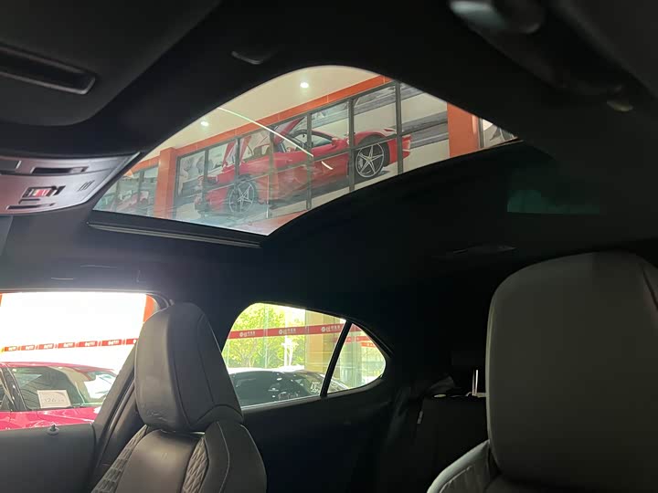 Фото 14 - Lexus UX