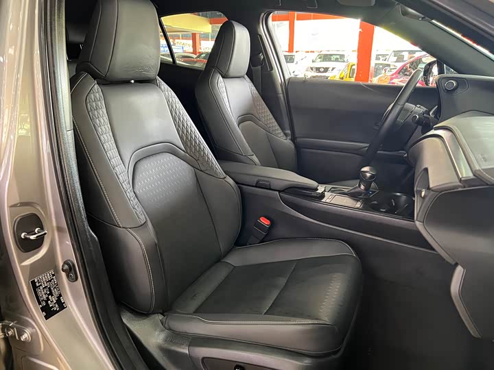 Фото 15 - Lexus UX