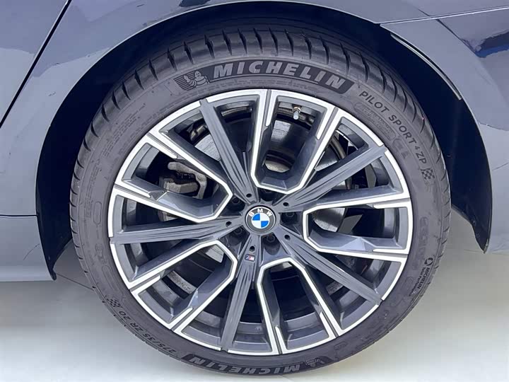 Фото 12 - BMW 7 Series