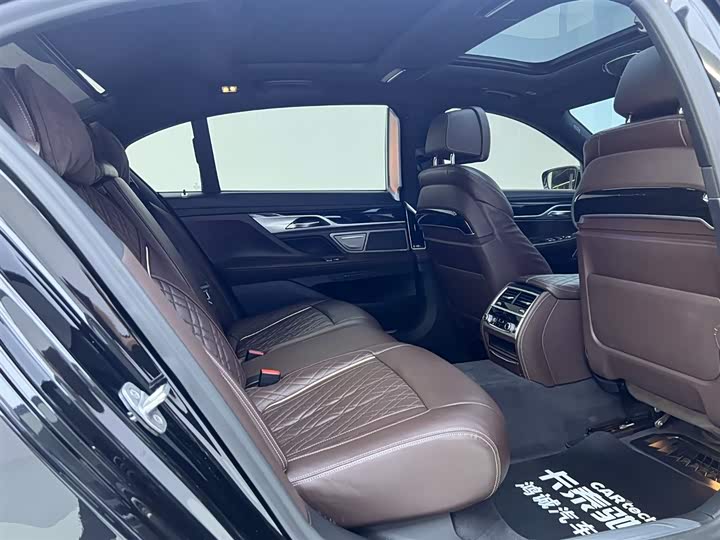 Фото 21 - BMW 7 Series