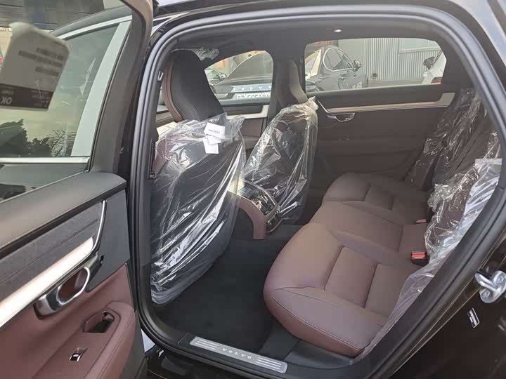 Фото 10 - Volvo S90