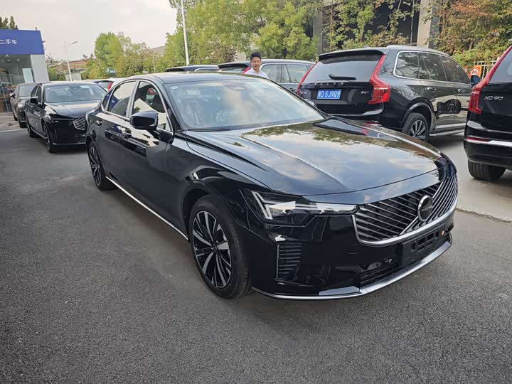 Фото 1 - Volvo S90