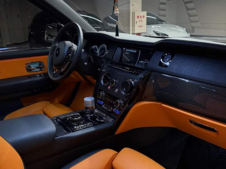 Фото 17 - Rolls-Royce Cullinan