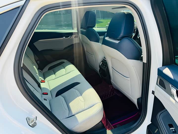 Фото 7 - Geely Preface