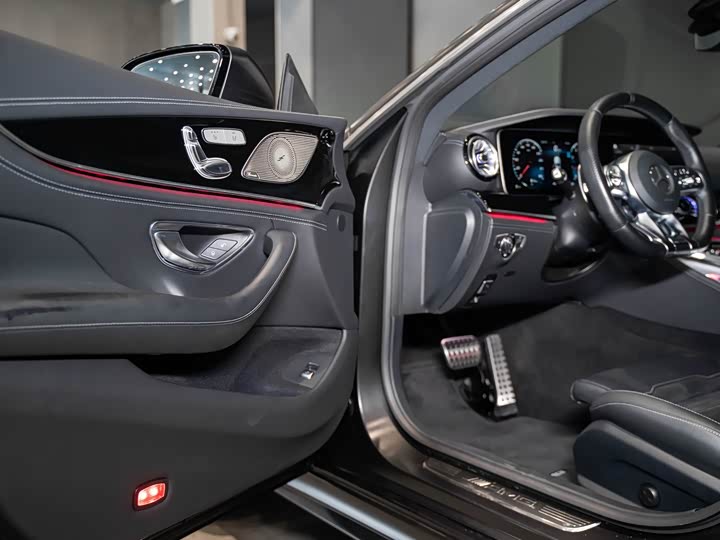 Фото 9 - Mercedes-Benz AMG GT