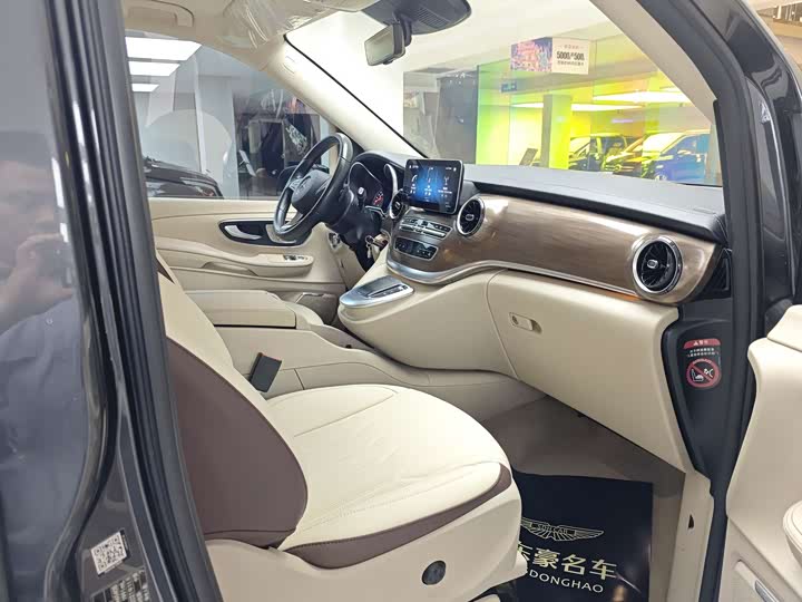 Фото 12 - Mercedes-Benz V-Class