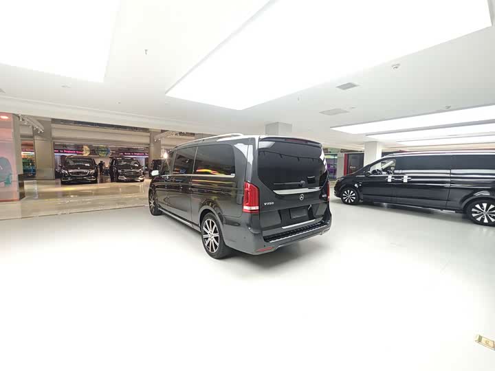 Фото 13 - Mercedes-Benz V-Class