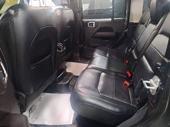 Фото 10 - Jeep Wrangler