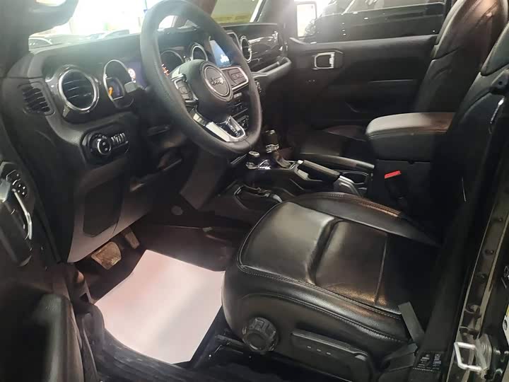 Фото 8 - Jeep Wrangler