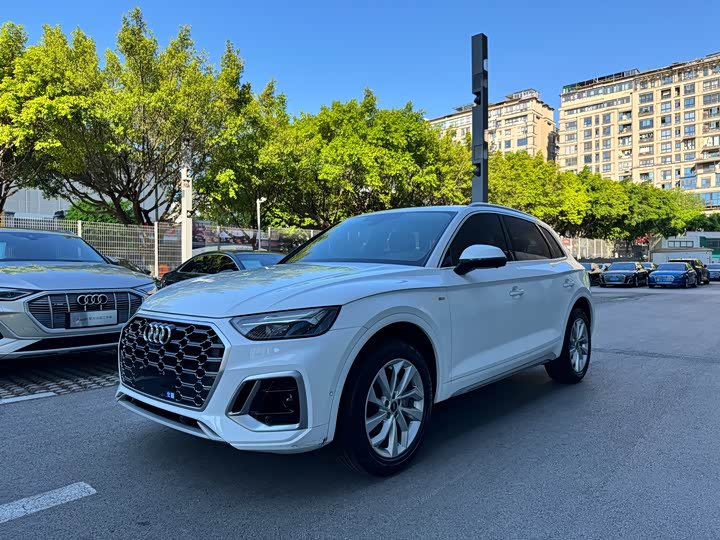 Фото 1 - Audi Q5L