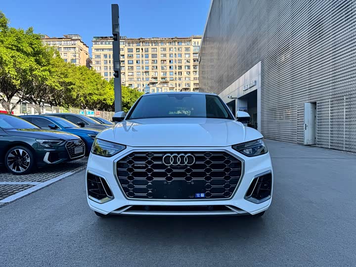 Фото 2 - Audi Q5L