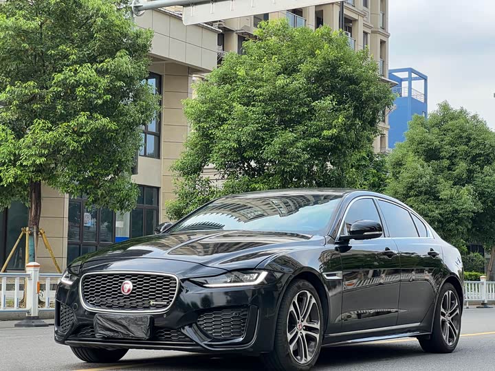 Фото 2 - Jaguar XE L