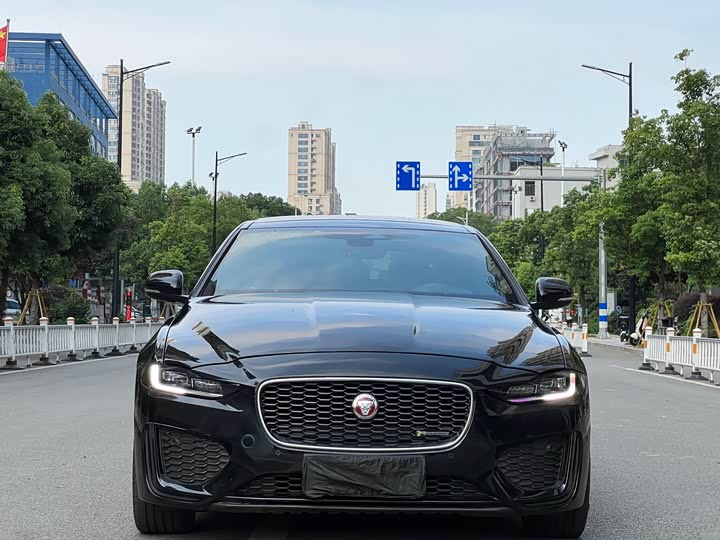 Фото 3 - Jaguar XE L