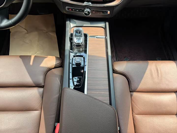 Фото 11 - Volvo XC60