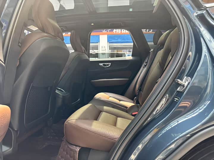 Фото 8 - Volvo XC60