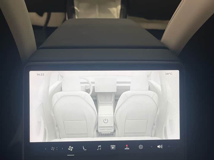 Фото 25 - Tesla Model 3