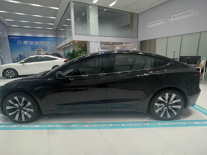 Фото 9 - Tesla Model 3