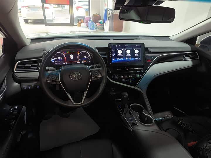 Фото 10 - Toyota Camry