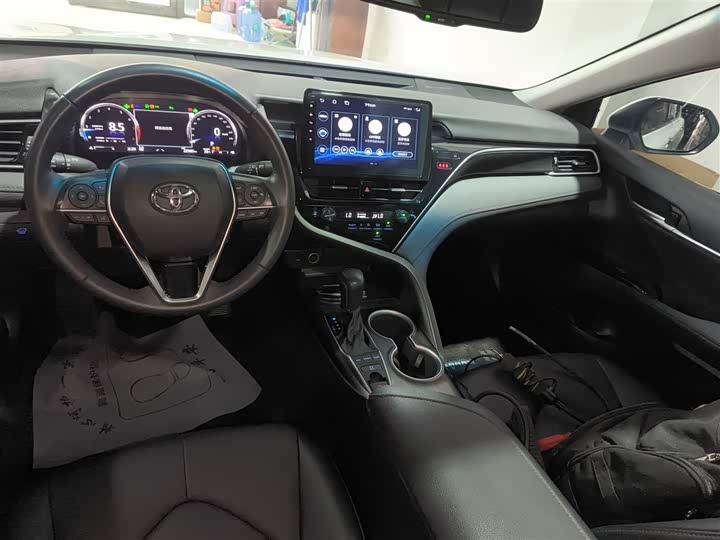 Фото 13 - Toyota Camry