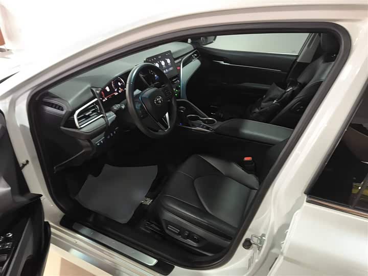 Фото 15 - Toyota Camry