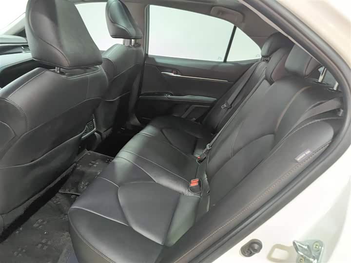 Фото 17 - Toyota Camry