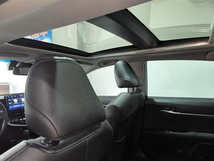 Фото 18 - Toyota Camry