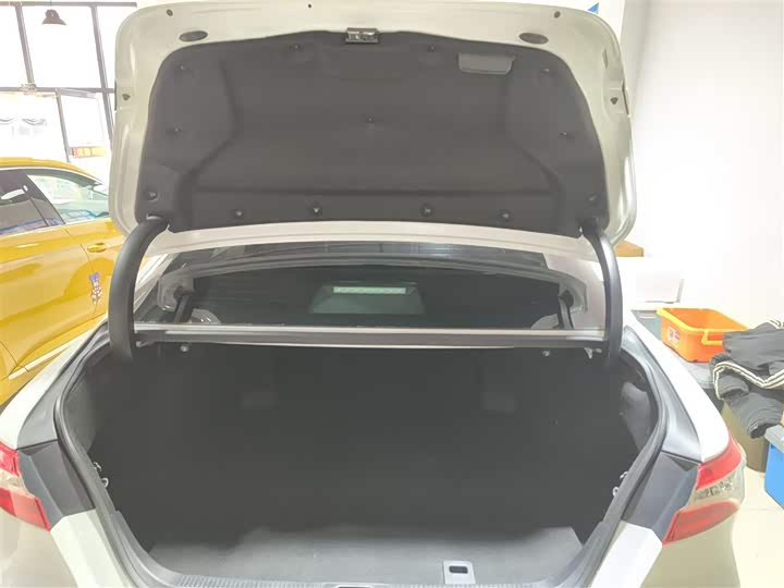 Фото 19 - Toyota Camry