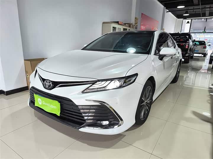 Фото 2 - Toyota Camry