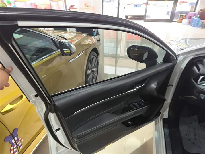 Фото 28 - Toyota Camry