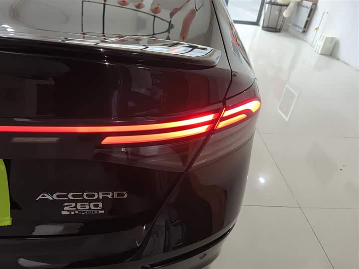 Фото 8 - Honda Accord