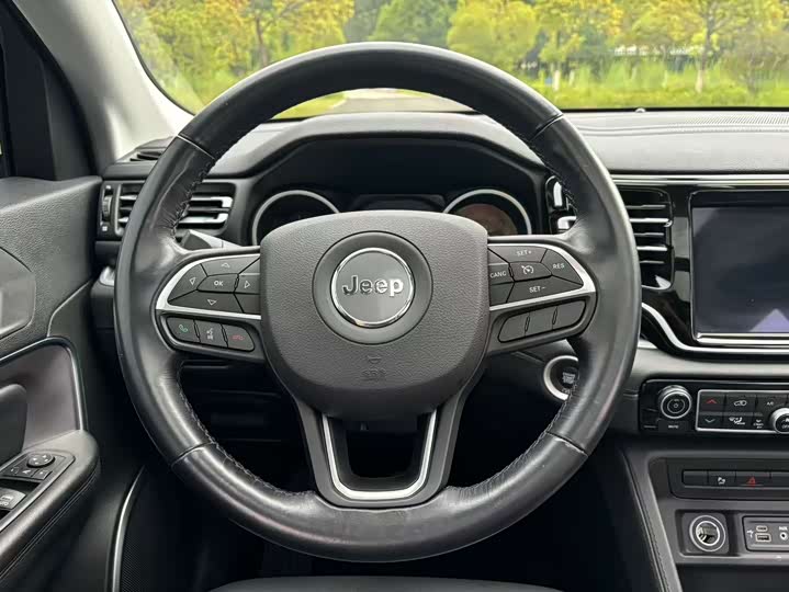 Фото 10 - Jeep Grand Commander