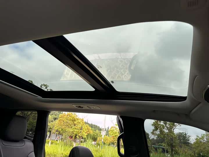 Фото 15 - Jeep Grand Commander