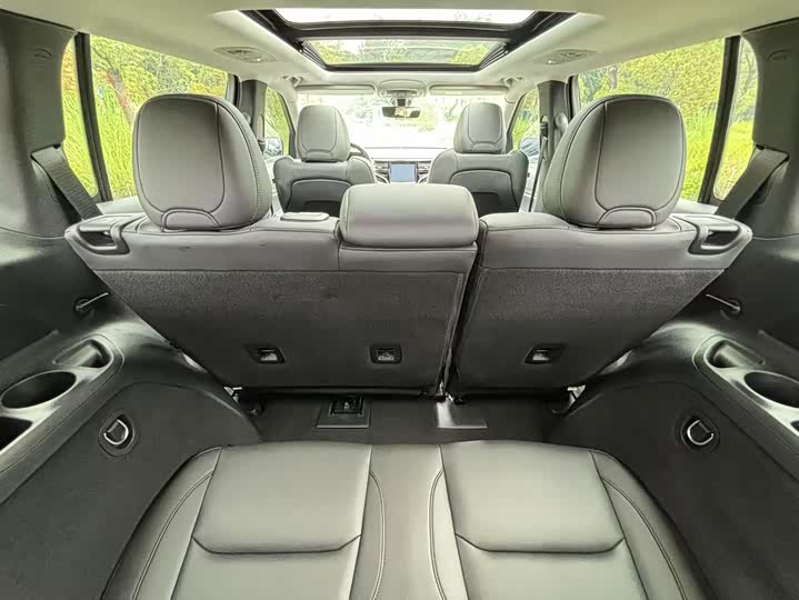 Фото 20 - Jeep Grand Commander