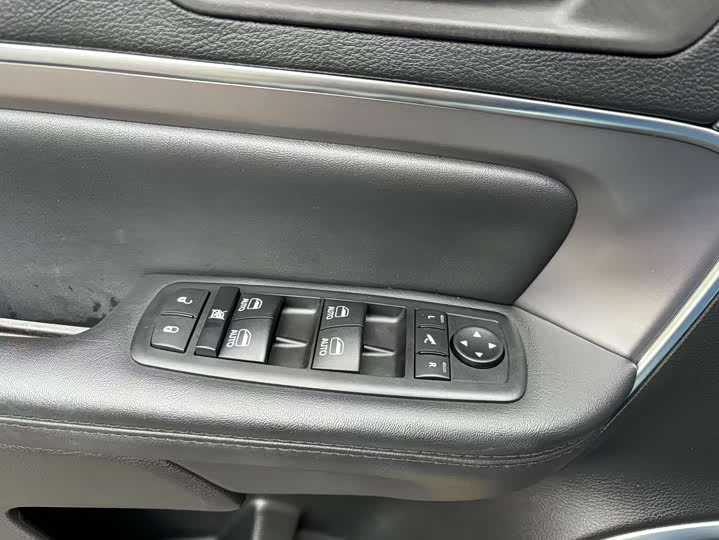 Фото 26 - Jeep Grand Commander