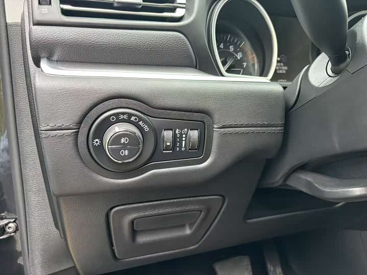 Фото 27 - Jeep Grand Commander