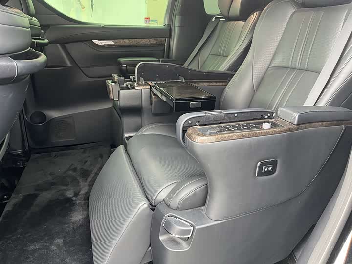 Фото 7 - Toyota Vellfire