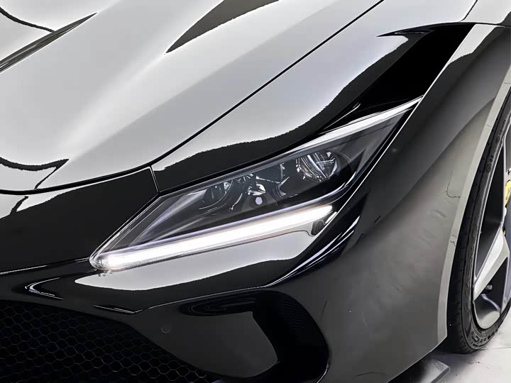 Фото 10 - Ferrari F8