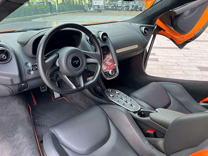 Фото 8 - McLaren GT