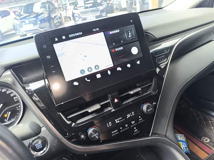 Фото 13 - Toyota Camry