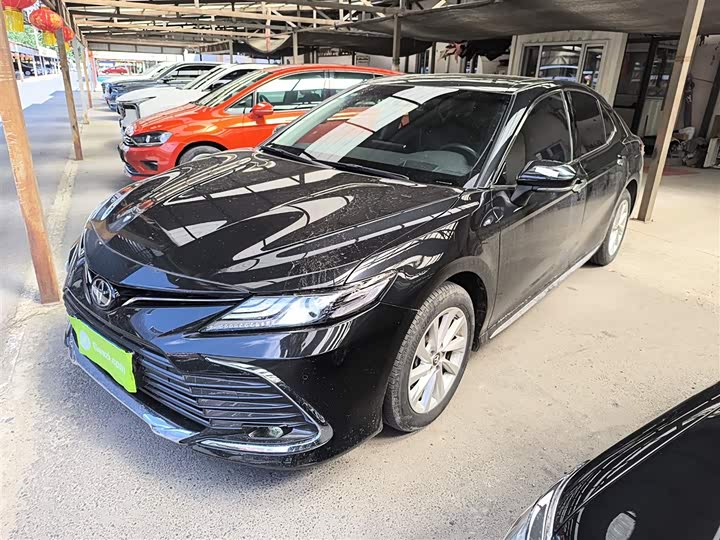 Фото 2 - Toyota Camry
