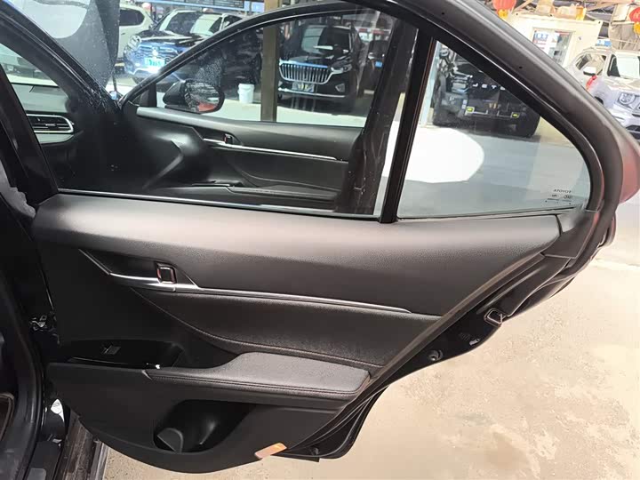 Фото 27 - Toyota Camry