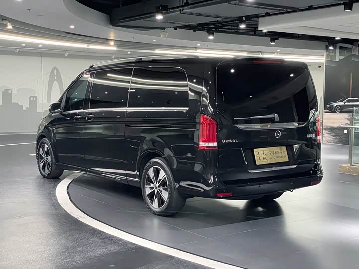 Фото 21 - Mercedes-Benz V-Class