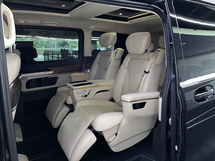 Фото 9 - Mercedes-Benz V-Class