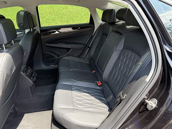 Фото 15 - Volkswagen Passat