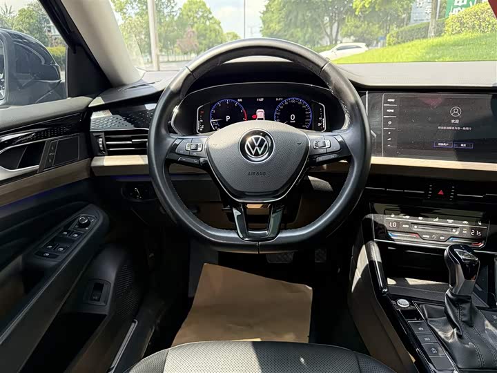 Фото 18 - Volkswagen Passat