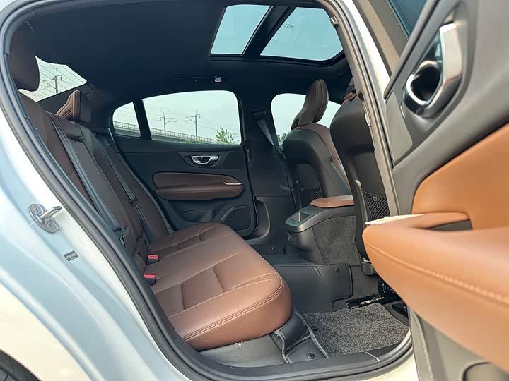 Фото 17 - Volvo S60