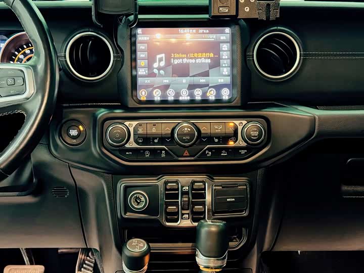 Фото 14 - Jeep Gladiator