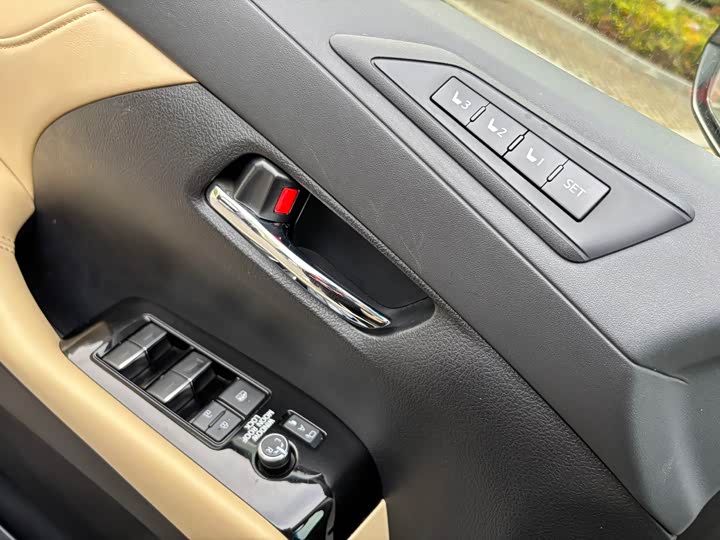 Фото 11 - Toyota Vellfire